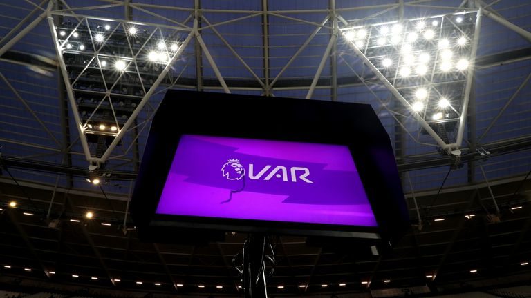 Un monitor VAR pitchside en el estadio de Londres