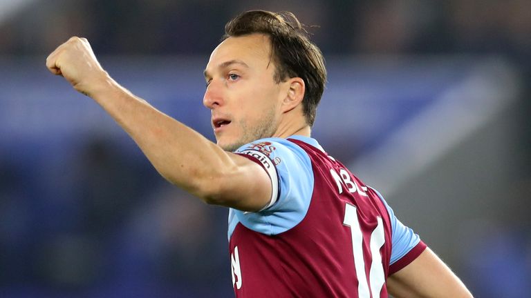 El equipo del primer equipo de West Ham, liderado por el capitán Mark Noble, apoya el esfuerzo al diferir un porcentaje de sus salarios.