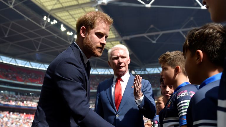 El príncipe Harry se reunió con los equipos antes de la final de la Challenge Cup entre St Helens y Warrington Wolves y luego le entregó el trofeo a Warrington