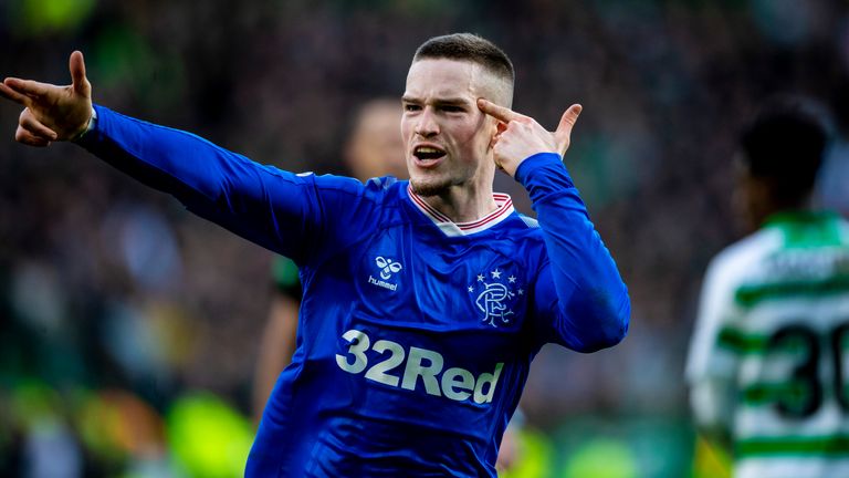 Ryan Kent celebra su gol durante el partido de la Premier League entre Celtic y Rangers el 29 de diciembre