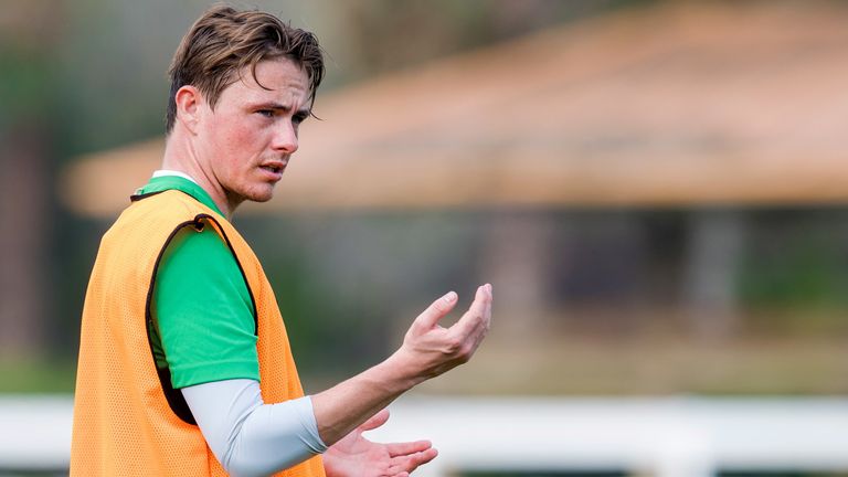 Scott Allan durante una sesión de entrenamiento de Hibs en España