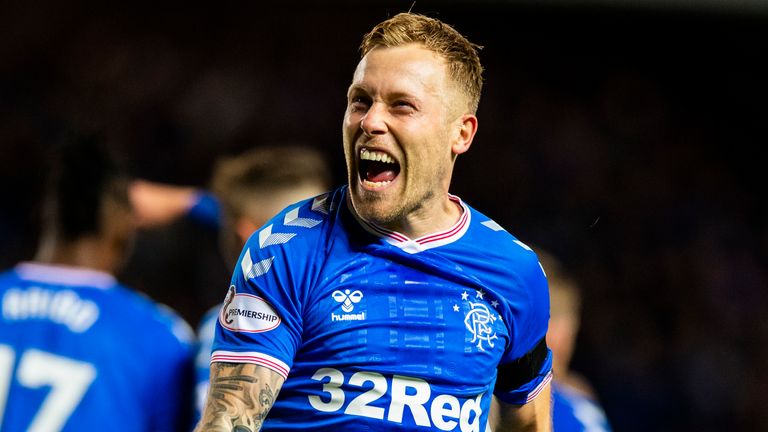 Scott Arfield de los Rangers celebra después de anotar para poner el 1-0 contra Stranraer