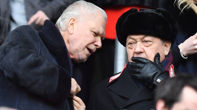 Los partidarios del West Ham United han estado protestando contra David Gold (izquierda) y David Sullivan (derecha)