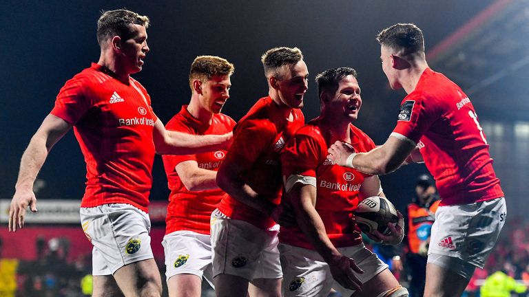 Arno Botha celebra un intento con sus compañeros de Munster