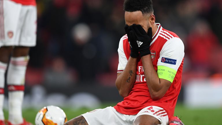   El Arsenal se estrelló fuera de la Europa League después de que Olympiakos sorprendió al lado de Mikel Arteta