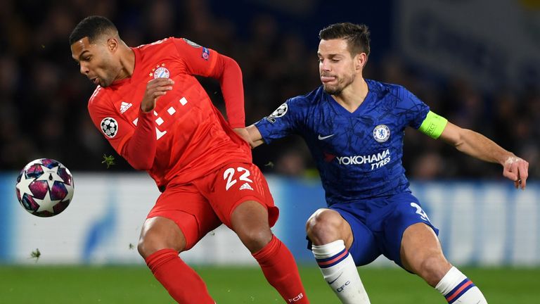 César Azpilicueta del Chelsea luchó contra Serge Gnabry del Bayern de Múnich