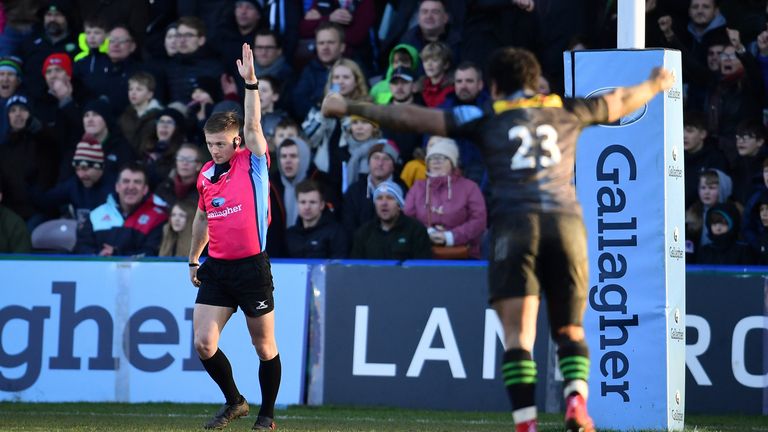 Referee Christophe Ridley awards a penalty try to Harlequins with the last play of the game 