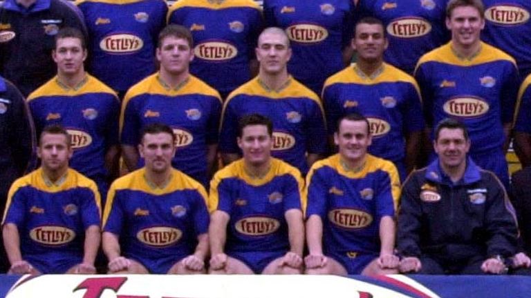 Danny McGuire (arriba a la izquierda) y Daryl Powell (abajo a la derecha) en el equipo de Leeds en 2002