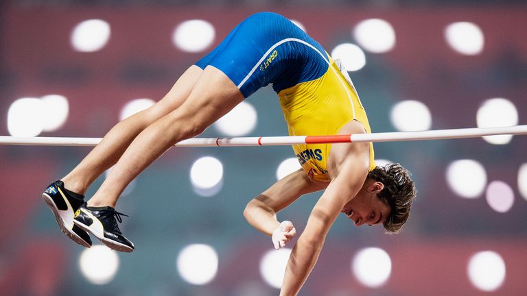 El saltador de pértiga sueco Armand Duplantis rompió el récord mundial masculino en Polonia