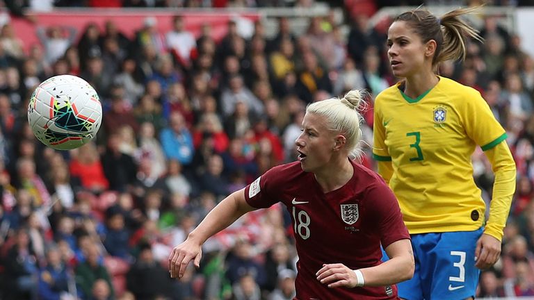 Bethany England anotó su primer gol de Inglaterra contra Brasil en octubre