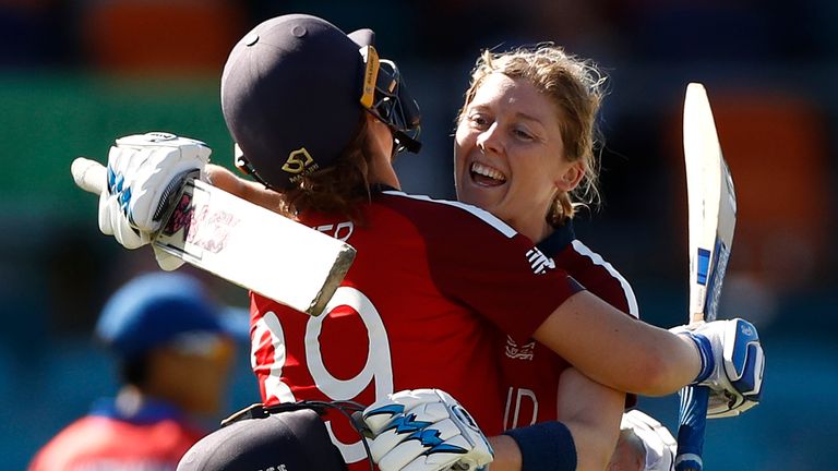 Heather Knight y Nat Sciver protagonizaron el orden medio de Inglaterra