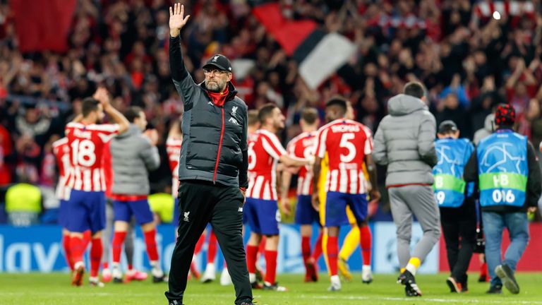 Jurgen Klopp saluda a los fanáticos tras la derrota del Liverpool ante el Atlético de Madrid