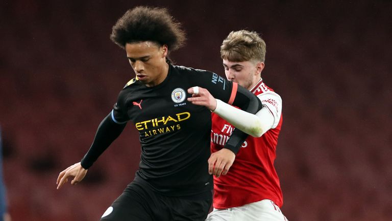 Sane lucha por la posesión con Zak Swanson durante el partido de la Premier League 2 entre el Arsenal U23 y el Manchester City U23