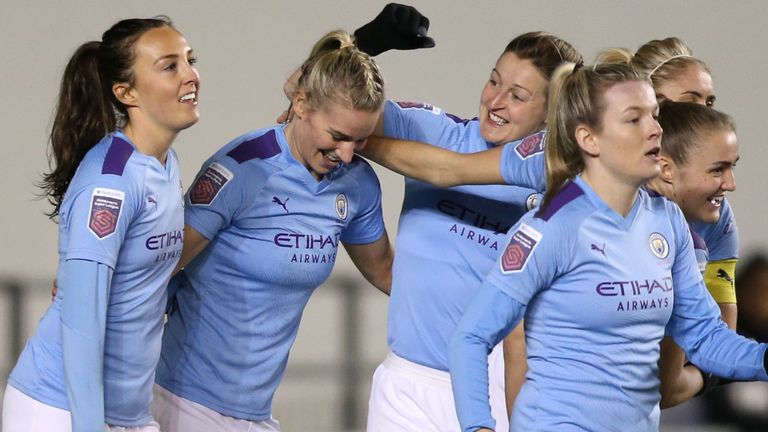 Gemma Bonner de Manchester City fête avec ses coéquipières
