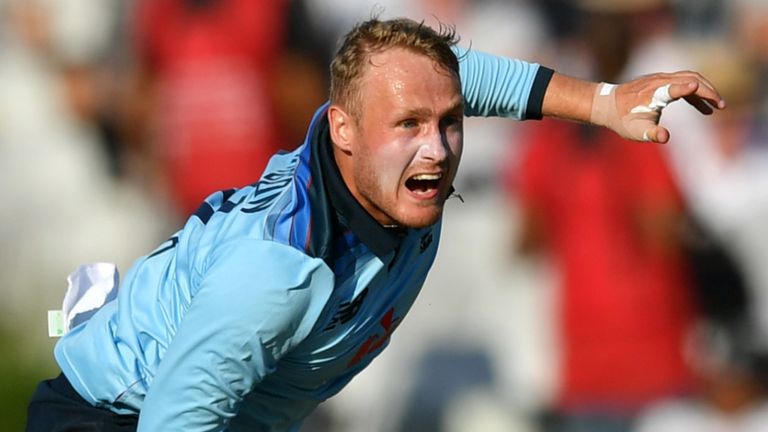 Legspinner Matt Parkinson es uno de los jóvenes que tuvo la oportunidad en Sudáfrica, haciendo su debut en ODI