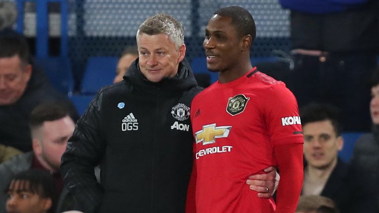 Odion Ighalo con Ole Gunnar Solskjaer antes de venir como sustituto en Stamford Bridge