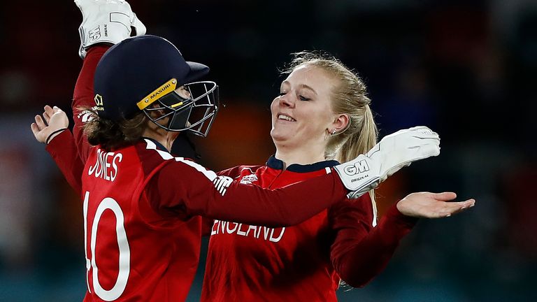 Legspinner Sarah Glenn impresionó, reclamando las mejores cifras de carrera de 3-15 de sus cuatro overs en la victoria de Inglaterra