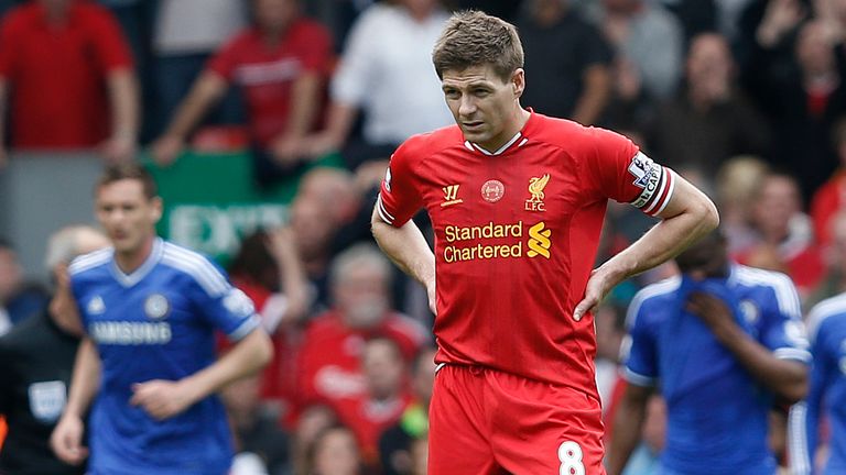 Steven Gerrard observa el primer gol del Chelsea contra el Liverpool en abril de 2014