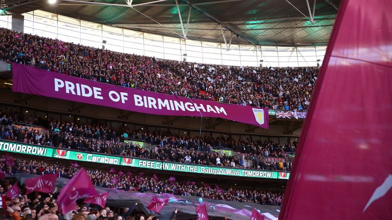 Los fanáticos del Aston Villa muestran una pancarta del Orgullo de Birmingham durante la final de la Copa Carabao