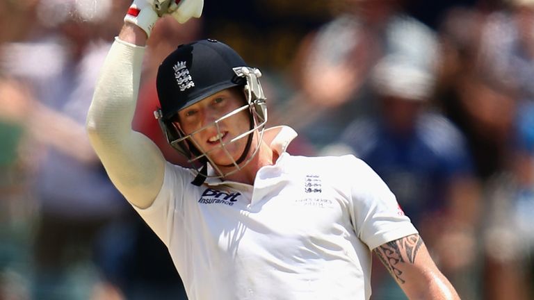 Ben Stokes celebra el puntaje de su doncella Test century durante las cenizas 2013/14