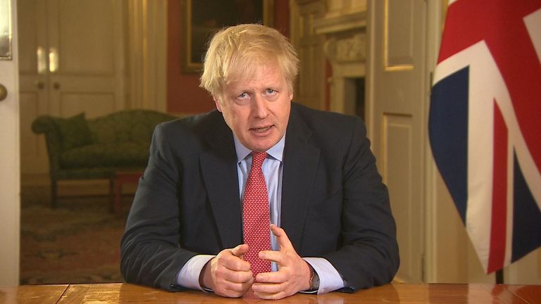 El primer ministro Boris Johnson anunció nuevas medidas dramáticas para enfrentar el coronavirus el lunes por la noche