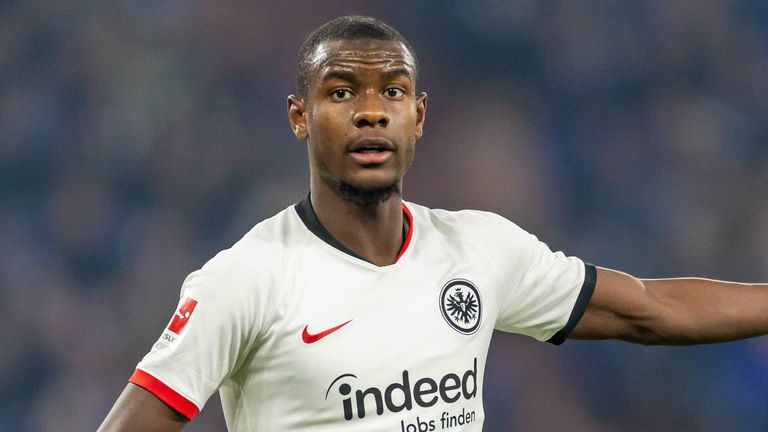 Evan Ndicka de Eintracht Frankfurt ha sido vinculado con un movimiento de la Premier League