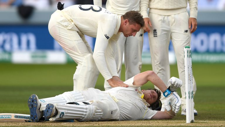 Jos Buttler verifica a Steven Smith después de que el australiano fue golpeado por una pelota de Jofra Archer en el día cuatro de la segunda Prueba de cenizas