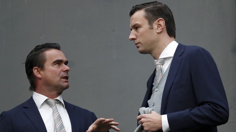 El director de fútbol de Ajax, Marc Overmars (izquierda) pidió que se abandonara la Eredivisie