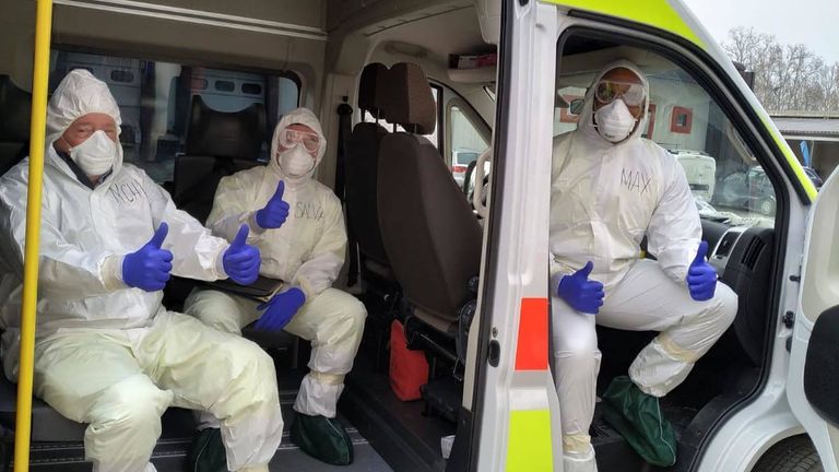 Italia flanker Maxime Mbanda como voluntario como conductor de ambulancia en Parma durante la pandemia de coronavirus