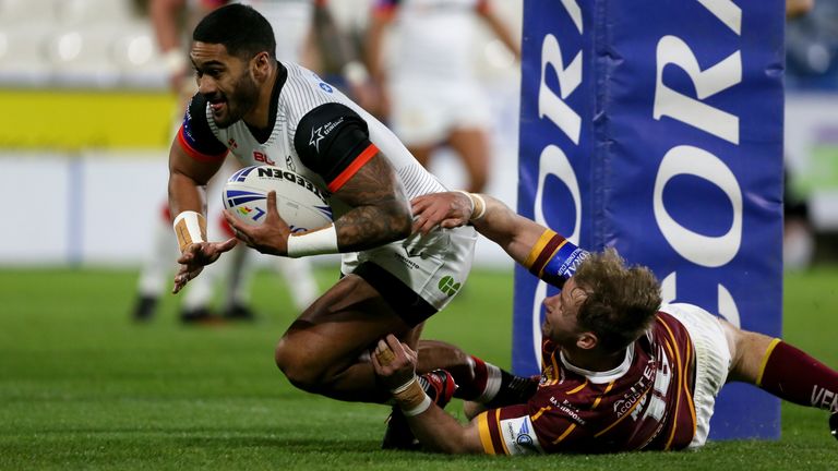 Ricky Leutele de Toronto Wolfpack anota su segundo intento durante el partido de la Challenge Cup en el estadio John Smith