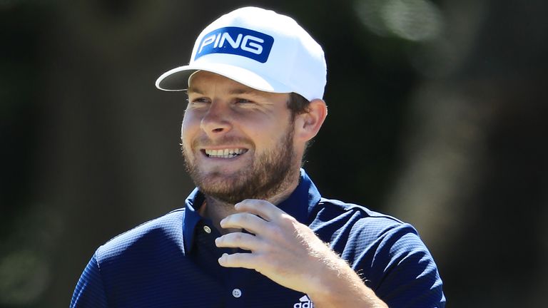 Tyrrell Hatton lidera con seis bajo par