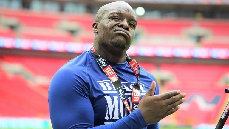 Adebayo 'The Beast' Akinfenwa también aparece en la serie 