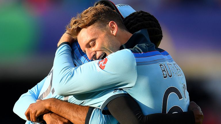 La mafia inglesa Jofra Archer después de la victoria final de Inglaterra en la Copa Mundial sobre Nueva Zelanda en Lord's en julio de 2019