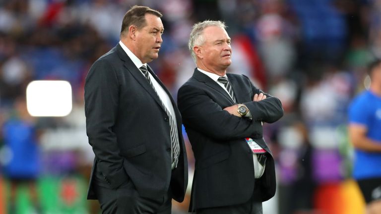 Fix (derecha) junto al ex entrenador en jefe de los All Blacks Steve Hansen en la Copa Mundial de Rugby 2019 en Japón 