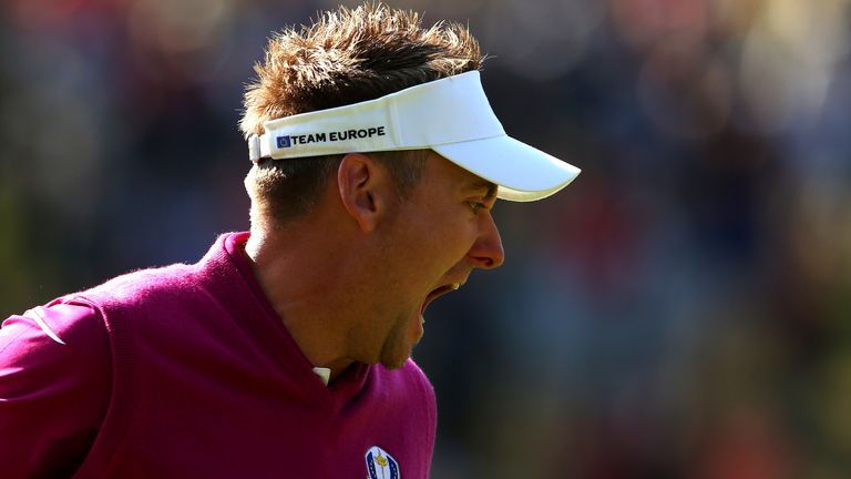 Los cinco birdies consecutivos de Ian Poulter aseguraron un punto invaluable al final del día dos