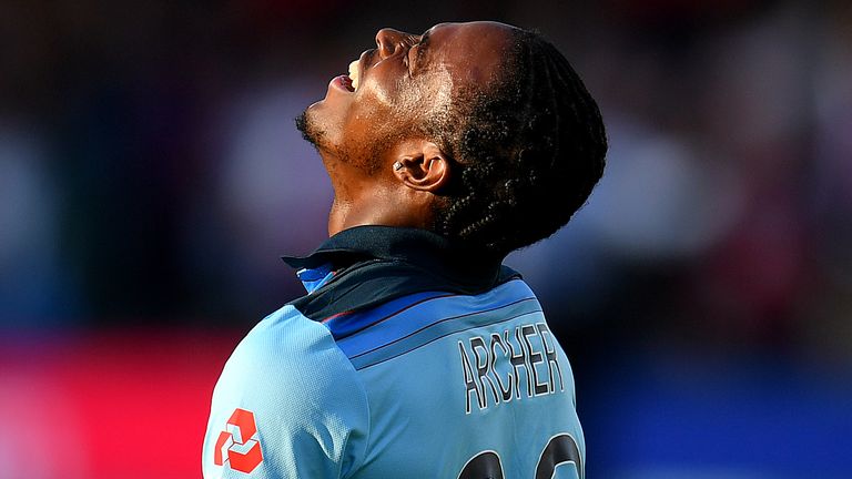 Jofra Archer se arrodilla después de la victoria de Inglaterra