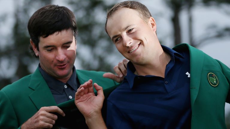 Spieth recibió su chaqueta verde por el campeón 2014 Bubba Watson