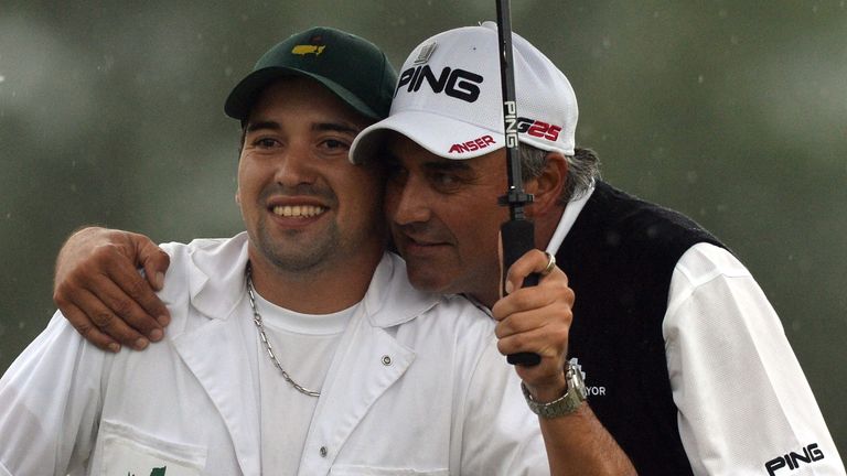 Angel Cabrera claramente disfrutó de tener a su hijo en su bolso en 2013