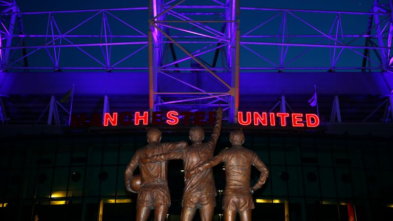 Man Utd rindió un homenaje especial al personal del NHS y a los trabajadores de la salud en Old Trafford