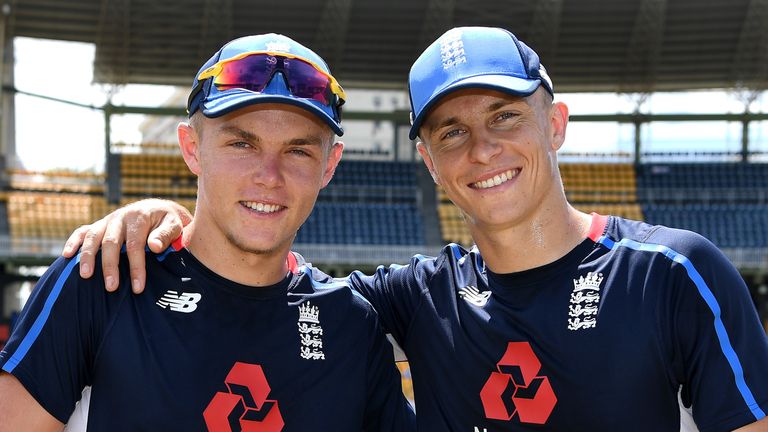 Sam Curran (L) y su hermano Tom sueñan con jugar Test cricket juntos para Inglaterra