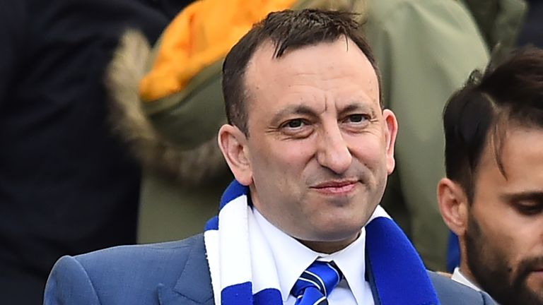 El propietario de Brighton, Tony Bloom, advierte contra la relegación de equipos por puntos si la Premier League no se reinicia esta temporada.