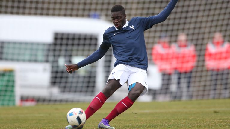 Upamecano ha representado a Francia en todos los niveles juveniles, y actualmente tiene 14 gorras para el lado U21 a su nombre