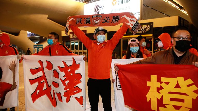 Los partidarios de Wuhan Zall en la estación de tren darán la bienvenida a los jugadores de más de tres meses de distancia.