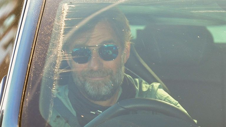Jurgen Klopp llega a Melwood para las primeras sesiones de entrenamiento de Liverpool desde la suspensión del coronavirus