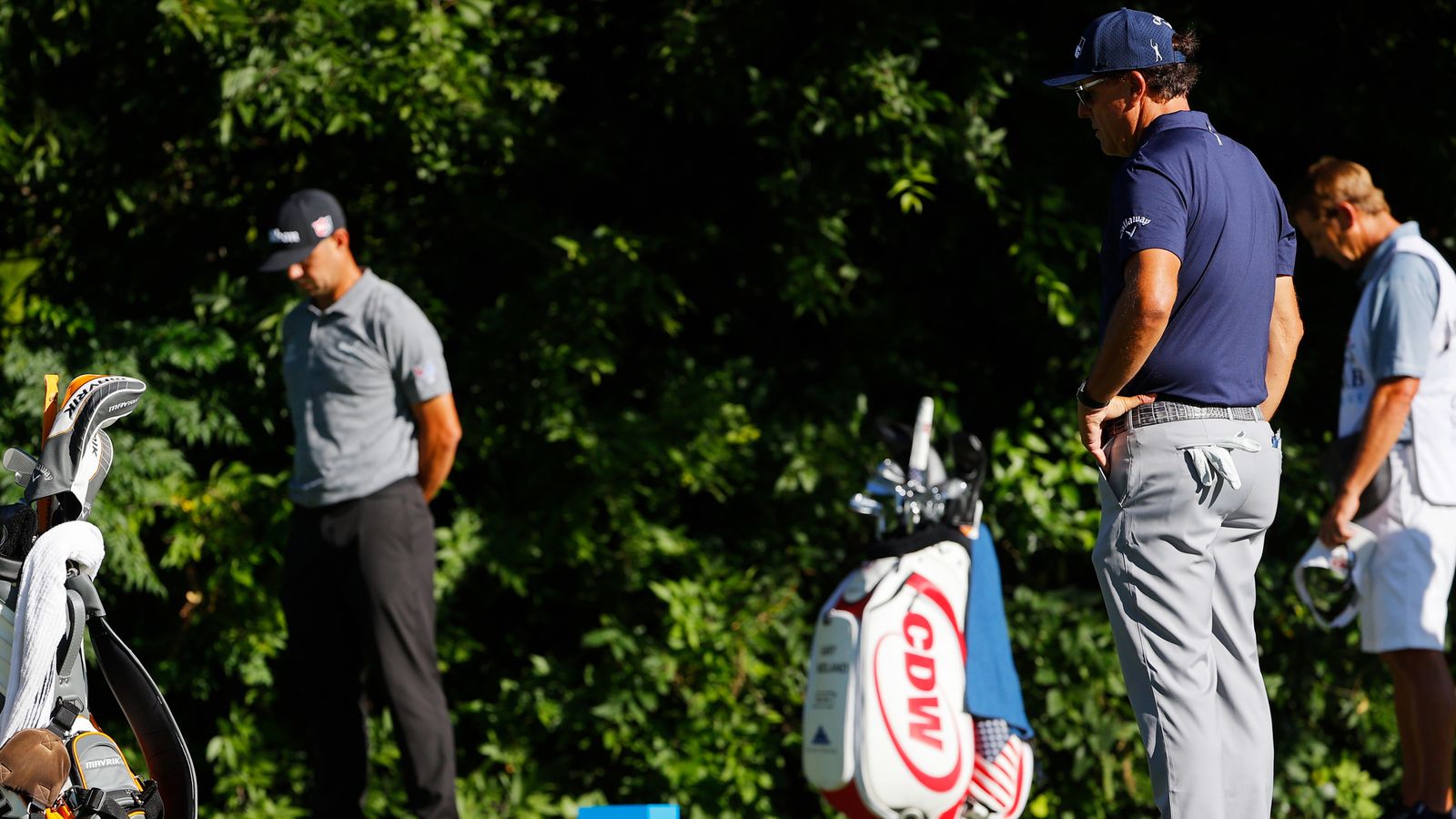 Play at Colonial Country Club halted for a minute's ...