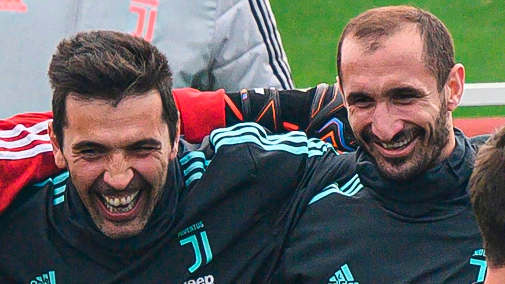 Buffon and Chiellini sign new Juve deals