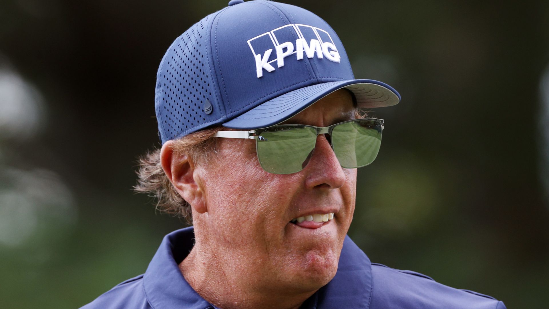Mickelson makes par after 78-yard putt!