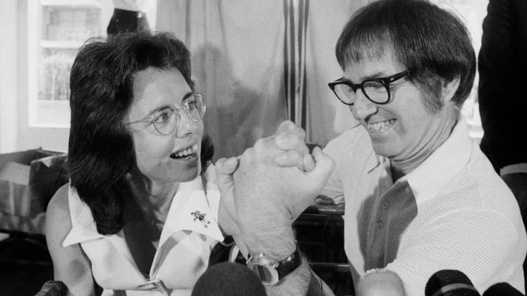 Bobby Riggs (R) és Billie Jean King karlendítés a sajtótájékoztatón, ahol bejelentették, hogy 100 dollárért küzdenek meg egymással,000 dolláros, mindent eldöntő teniszmeccs