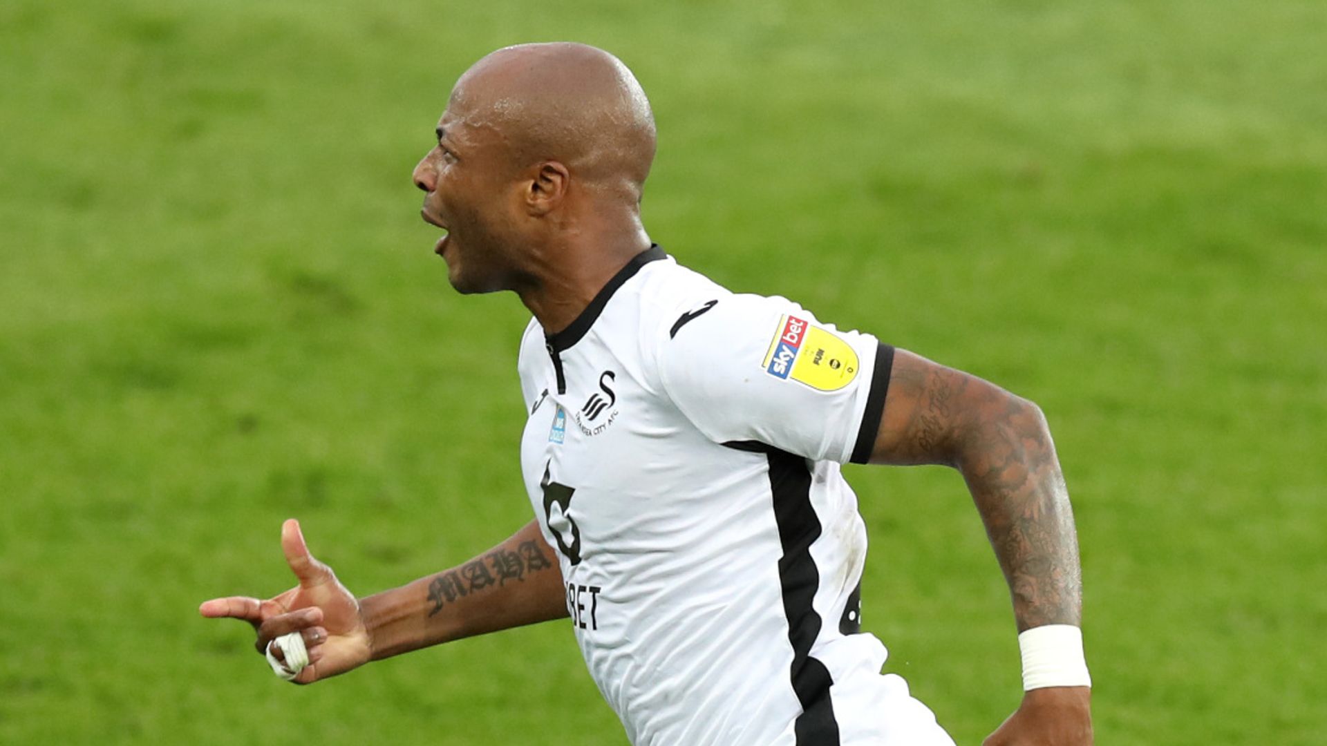 Ayew stunner gives Swansea play-off advantage