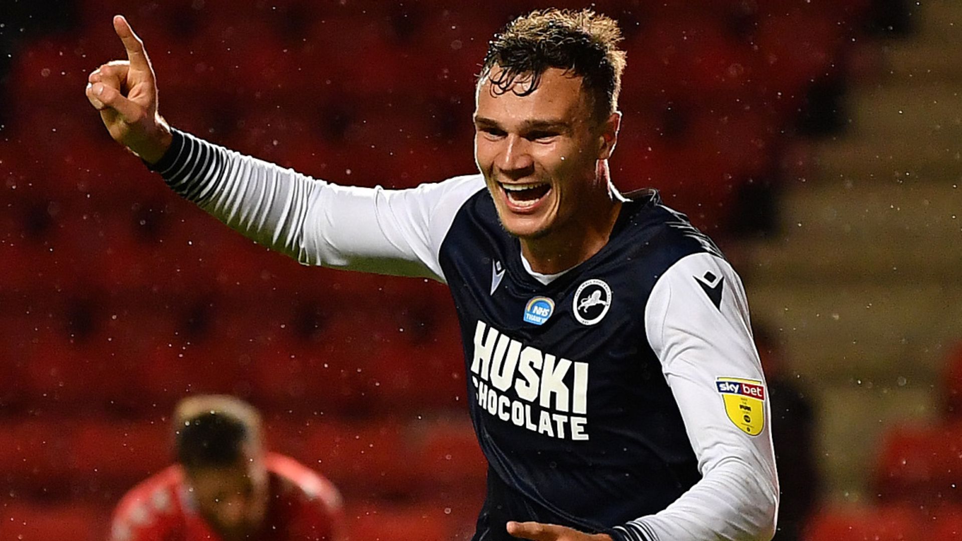 Millwall strike late to boost play-off hopes